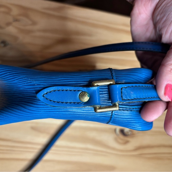 LOUIS VUITTON Trocadero 24
Shoulder Bag Epi Leather Blue - Picture 5 of 11